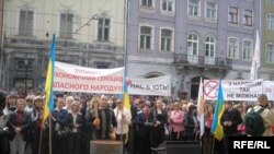 Під час протесту під стінами міської ради Львова. 30 квітня 2009 р.