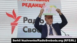 Президент Радіо Свобода Стівен Капус із малюнком доньки незаконно ув'язненого в Росії фрілансера Радіо Свобода Владислава Єсипенка