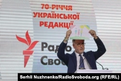 Президент Радіо Свобода Стівен Капус із малюнком доньки незаконно ув'язненого в Росії фрілансера Радіо Свобода Владислава Єсипенка