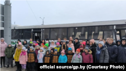 Група ўкраінскіх дзяцей, вывезеных з акупаваных тэрыторыяў у Беларусь, архіўнае фота