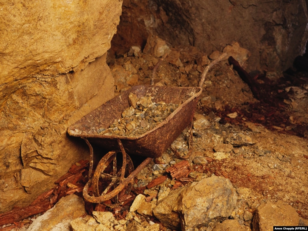 Товарна количка в уранова мина в Южна Бохемия, изоставена в началото на 60-те години на миналия век.