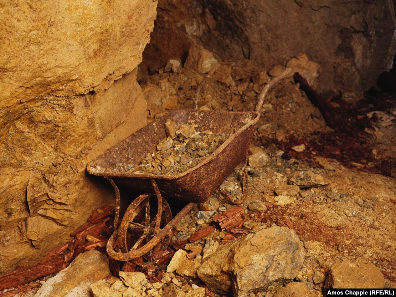Një karrocë dore shihet brenda një miniere uraniumi në Boheminë Jugore, e cila u braktis rreth fillimit të viteve ‘60.