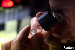 Експерт аналізує необроблений алмаз у «Flanders Manufacturing», у той час як G7 обговорює заборону на імпорт російських алмазів, щоб зменшити доходи Москви від війни в Україні. Антверпен, Бельгія, 30 жовтня 2023 р.
