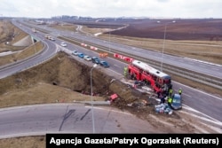 Пізно ввечері 5 березня в ту саму яму злетів, не ввійшовши в поворот на пункт відпочинку, інший український рейсовий автобус(на фото його вже витягли звідти)