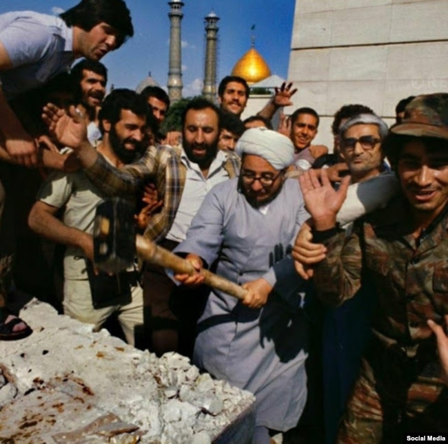 Sadiq Khalkhali (center) destroying the tomb of Reza Shah in 1979.