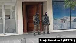 Policija u ulici u kojoj se nalazi zgradu u kojoj živi biznismen Aco Đukanović, brat bivšeg predsednika Crne Gore Mila Đukanovića, Podgorica, 27. februar 2026.