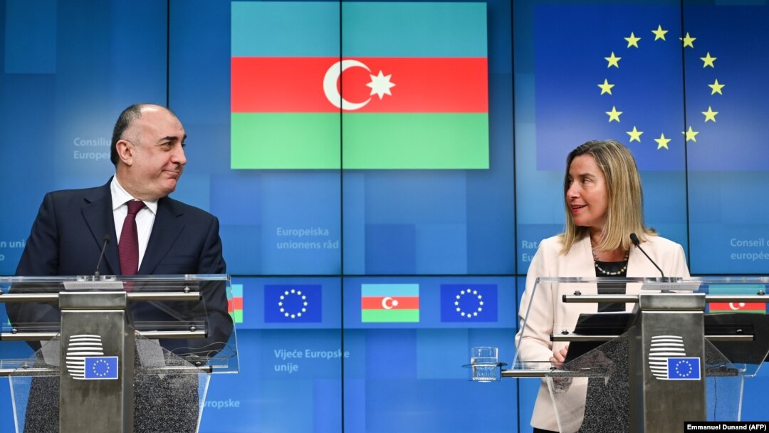 Azərbaycanın xarici işlər naziri Elmar Məmmədyarov və Avropa İttifaqının xarici işlər komissarı Federica Mogherini (sağda)