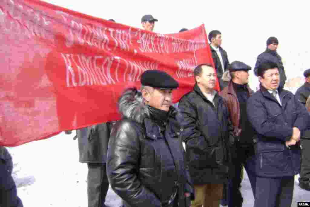 Митингичилер Исмаил Исаковдун, Балыкчы, Петровка боюнча соттолгондордун бошотулушун талап кылышты.