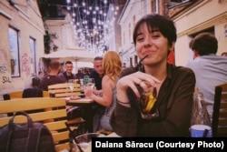 Daiana a terminat Dreptul la Cluj, iar acum e în anul II la Psihologie. „Aceasta e ce mi-am dorit mereu să fac, dar nu am avut tragere de inimă și încredere de la început pentru că auzeam în jurul meu că nu prea ai ce sa faci cu psihologia”.