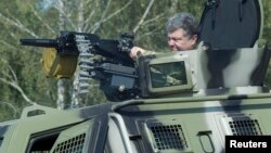 Президент Петро Порошенко у навчальному центрі Національної гвардії в Нових Петрівцях, 26 липня 2014 року