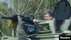 Президент Петро Порошенко у навчальному центрі Національної гвардії в Нових Петрівцях , архівне фото