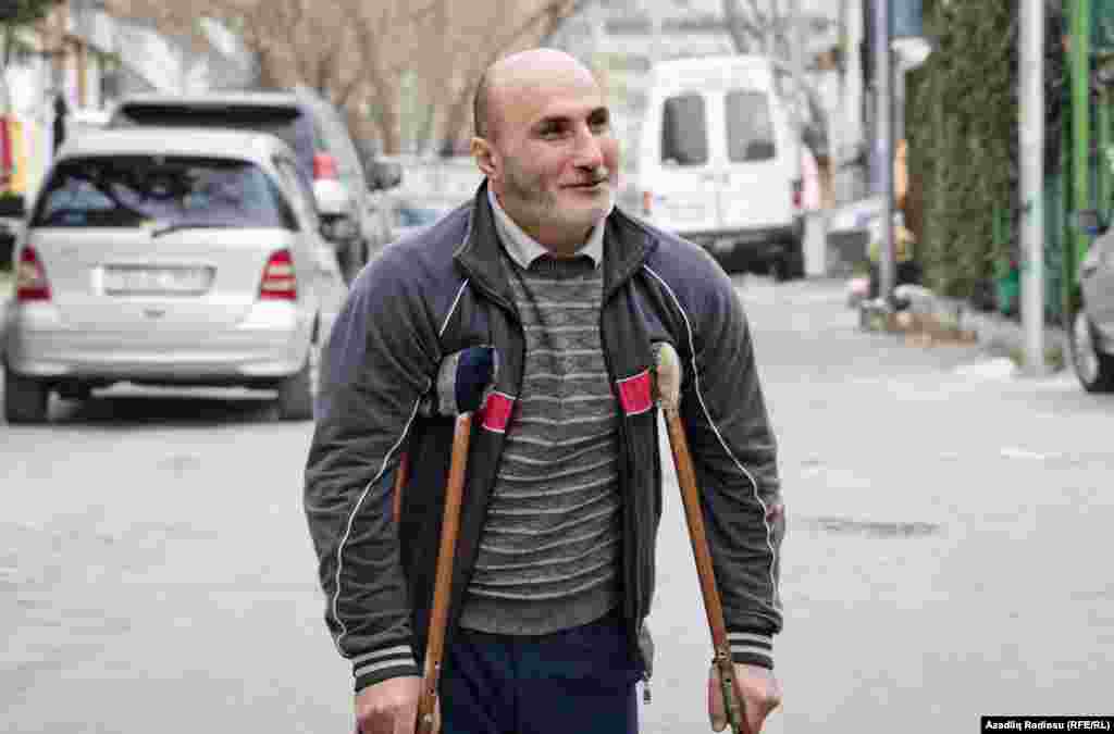 Zaur Umarov bu məhəllədə doğulub, burada böyüyüb. Məhəllədə ona "komendant" deyirlər