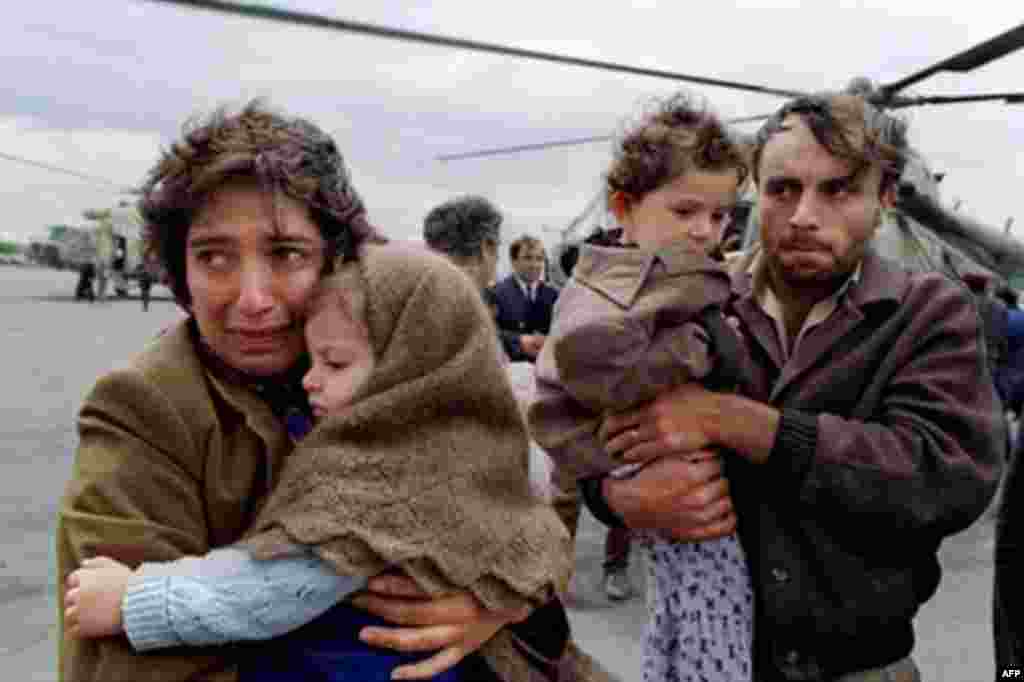 Семья армянских беженцев в результате столкновений в Нагорном Карабахе прибывает в аэропорт Еревана, май 1991 года - Семья армянских беженцев в результате столкновений в Нагорном Карабахе прибывает в аэропорт Еревана, май 1991 года