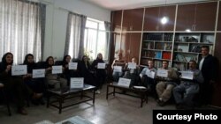 تحصن سراسری معلمان در شهرهای مختلف ایران در اعتراض به وضعیت معیشتی و بازداشت فعالان صنفی معلمان از روز یکشنبه آغاز شده است