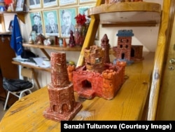 "Акниеттеги" балдар жасаган буюмдар.