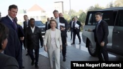 Presidentja e Komisionit Evropian, Ursula Von der Leyen gjatë arritjes në selinë e Komisionit të Unionit Afrikan në Etiopi.