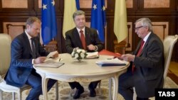 Президент України Петро Порошенко (ц), президент Європейської ради Дональд Туск (л) і президент Європейської комісії Жан-Клод Юнкер. Київ, 27 квітня 2015 року