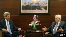 Džon Keri tokom susreta sa Mahmudom Abasom