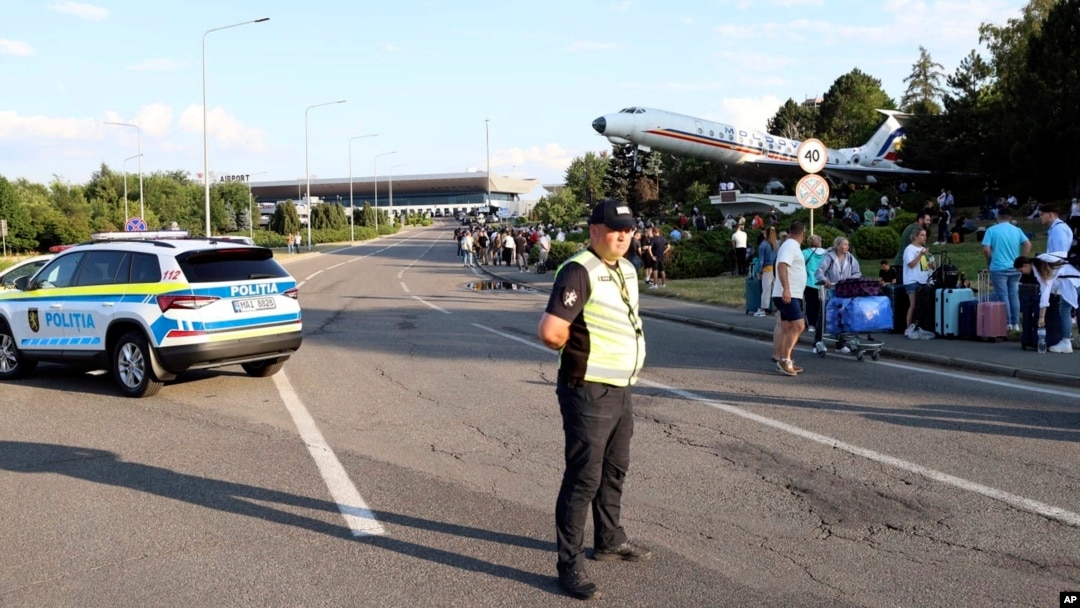 Pasagerii sunt evacuați de pe Aeroportul din Chișinău, vineri, 30 iunie 2023. Două persoane au fost împușcate mortal pe aeroportul din capitala R. Moldova de către un cetățean străin căruia i s-a refuzat intrarea în țară.