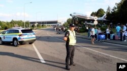 Pasagerii sunt evacuați de pe Aeroportul din Chișinău, vineri, 30 iunie 2023. Două persoane au fost împușcate mortal pe aeroportul din capitala R. Moldova de către un cetățean străin căruia i s-a refuzat intrarea în țară.