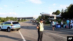 Полиция в аэропорту Кишинева.