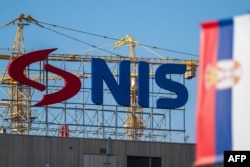 Logotipi Naftne industrije Srbije i Gasproma na fotografijama u Beogradu, 9. oktobra 2025.