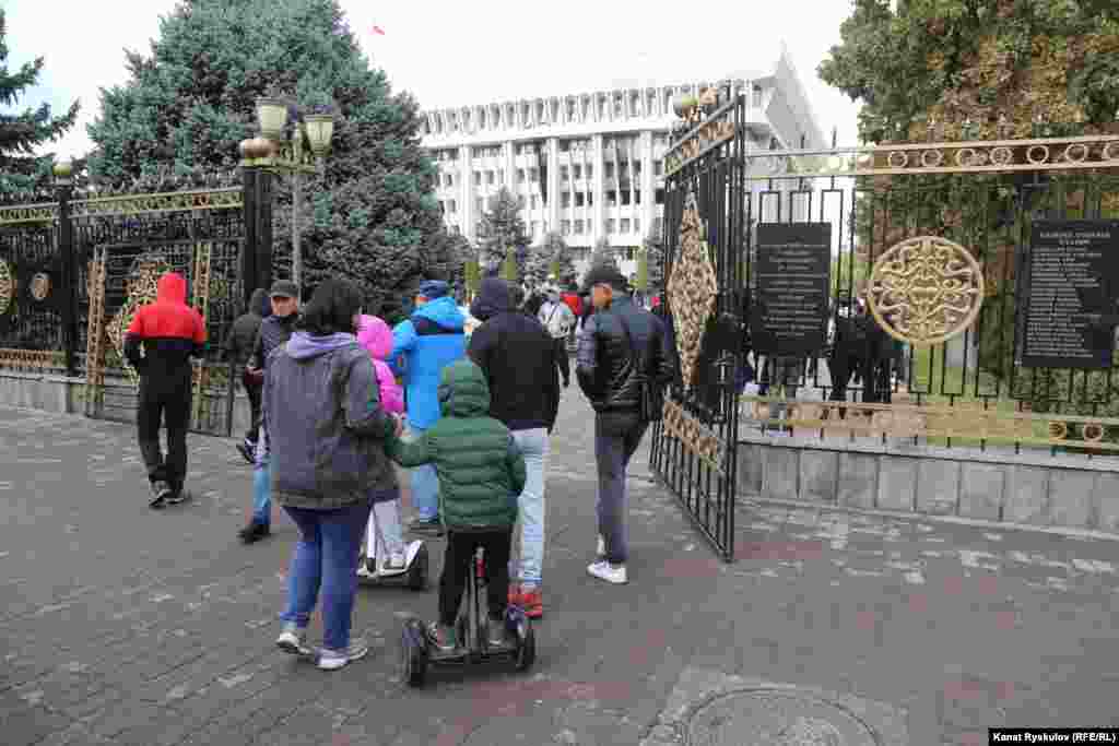 Ворота здания Жогорку Кенеша открыты настежь, на территории&nbsp;&laquo;Белого дома&raquo; сотни людей, в том числе женщины и дети, пожилые люди.