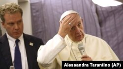 Roma papası Francis və Vatikanın sözçüsü Greg Burke jurnalistlərlə söhbət zamanı