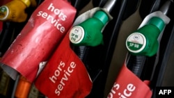 Natpisi na benzinskim pumpama ukazuju da je nafta rasprodata na jednoj benzinskoj stanici u Parizu, 2. aprila.