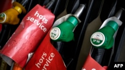 Таблички на бензинових колонках у Парижі про відсутність пального. Франція, 2 квітня 2026 року