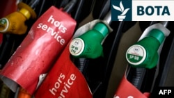 Fotografi e shkrepur në një pikë karburantesh në Paris të Francës më 2 prill 2026.