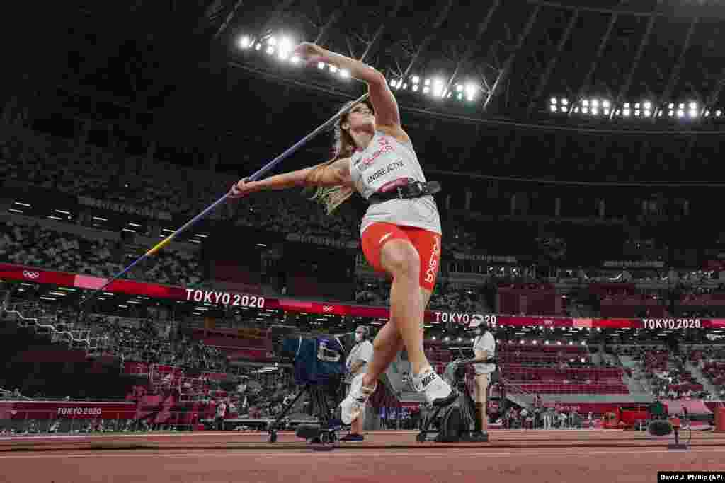 Мария Андрейчик из Польши участвует в финале соревнований по метанию копья среди женщин на летних Олимпийских играх 2020 года&nbsp;
