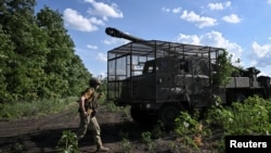 Ілюстраційне фото. Український військовий веде вогонь по російських позиціях із самохідної гаубиці CAESAR на лінії фронту, Дніпропетровська область, червень 2026 року