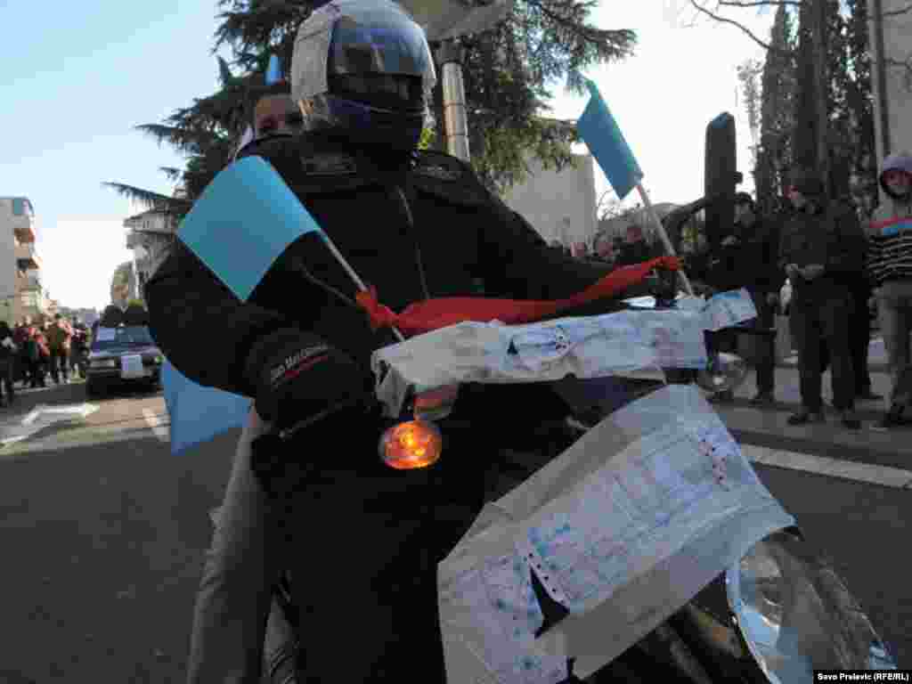 U Podgorici je nekoliko hiljada ljudi 21. januara 2012. protestovalo ispred zgrade crnogorske Vlade, zbog te&scaron;kog socijalno-ekonomskog stanja u Crnoj Gori. Protest je organizovala Unija slobodnih sindikata, uz podr&scaron;ku Mreže za afirmaciju nevl