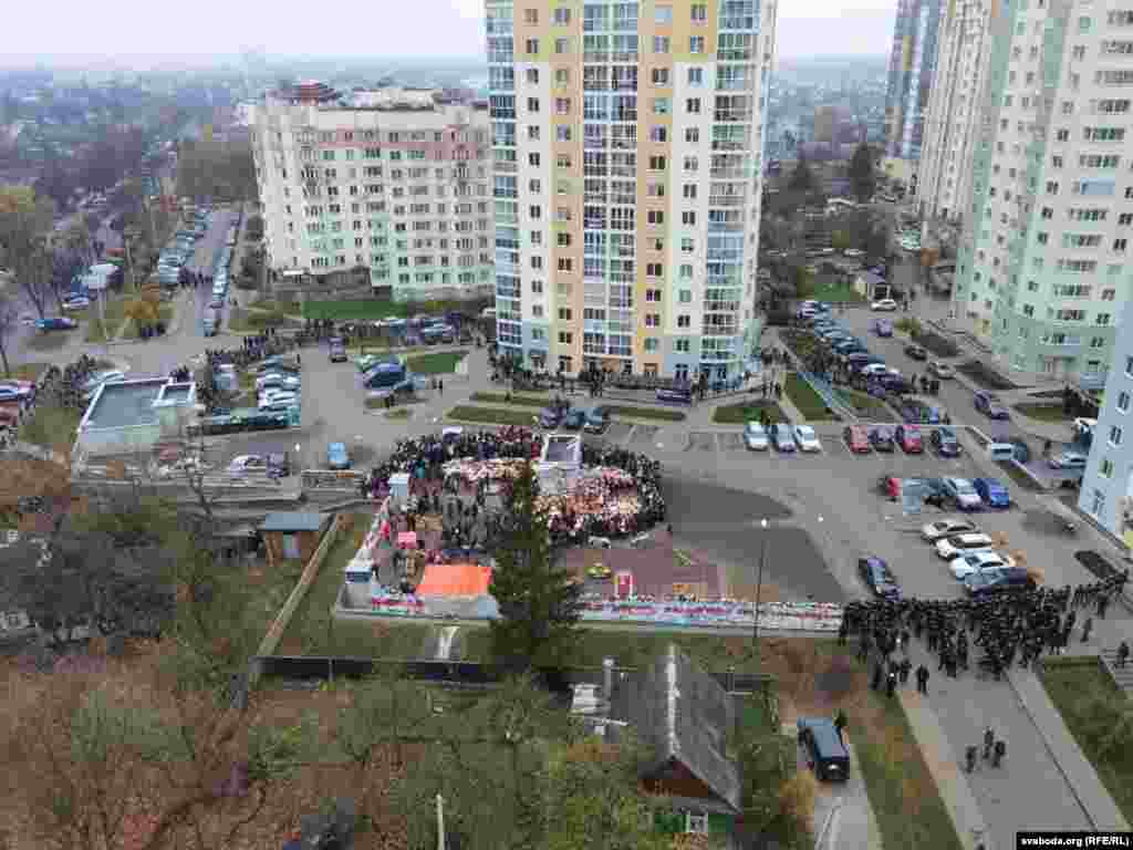 На&nbsp;&laquo;плошчы Пераменаў&raquo; зьявіўся вадамёт, прыехалі новыя аўтазакі, сілавікі пачалі зачыстку