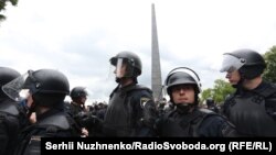 Правоохоронці під час мітингу на честь 9 травня у Києві