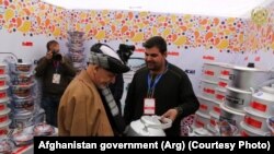 اشرف غنی در جشن ملی صنایع از تولیدات افغانستان دیدن کرد