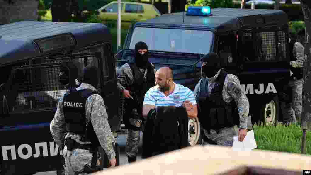 Makedonija - Policija je u Skopju uhapsila tri osobe za koje se sumnja sa su direktno uključeni u petostruko ubiojstvo 12. aprila u Smiljkovcima, 02.05.2012. Foto: AFP / Robert Atanasovski 