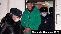توقیف ناوالنی توسط پولیس هنگام برگشت به روسیه