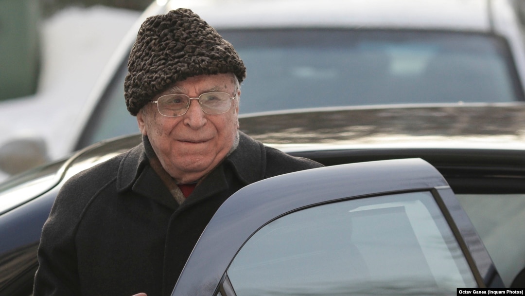 Ion Iliescu, în timpul unei citații la Parchet din urmă cu câțiva ani. Fostul președinte va fi audiat de data aceasta de acasă. Are 94 de ani. 