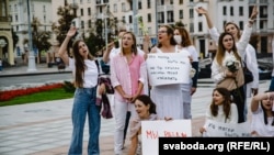 Участницы акций солидарности против насилия в Минске. 12 августа 2020 года.