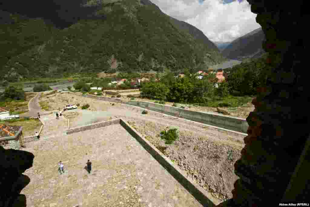 Yuli Gusman-ın çəkdiyi bu musiqili məcara filmində sovet estradası və kinosunun ulduzları Polad Bülbüloğlu və Lev Durov oynayıblar.