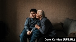 ნიკოლოზი ბებიასთან ერთად