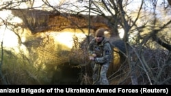 Український військовий 65-ї окремої механізованої бригади веде вогонь із самохідної гаубиці M109 по російських військових, Запоріжжя, березень 2026 року