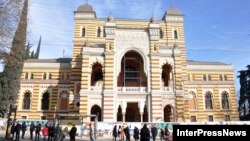 Вопреки задуманному, устроить помпезный вечер в отреставрированном Театре оперы и балета имени Захария Палиашвили не получилось – ремонтные работы в нем пока не завершились