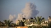 دود ناشی از حمله اسرائیل به شهر الزویده در جنوب نوار غزه