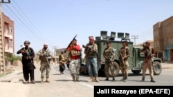 Бойцы службы безопасности охраняют блокпост в районе Пули-Малан района Гузара в Герате, Афганистан, 30 июля 2021 года.