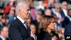 Joe Biden i Kamala Harris na groblju Arlington kod Washingtona, SAD, 11. novembra 2024.