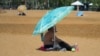 Un bărbat pe plaja urbană din Parcul La Izvor, Chișinău. Specialiștii recomandă să evităm expunerea prelungită la soare și să folosim creme cu protecție solară pentru a ne proteja.