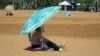 Un bărbat pe plaja urbană din Parcul La Izvor, Chișinău. Specialiștii recomandă să evităm expunerea prelungită la soare și să folosim creme cu protecție solară pentru a ne proteja.